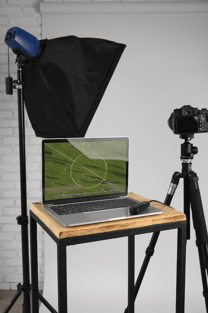 VIDEO - Vídeo Institucional CLIENTE - Device mockup in photography studio
